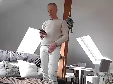 Snapshot of maxmueller321 chatting on March 2026 09:00:01 AM maxmueller321 online show from March 2026 09:00:01 AM