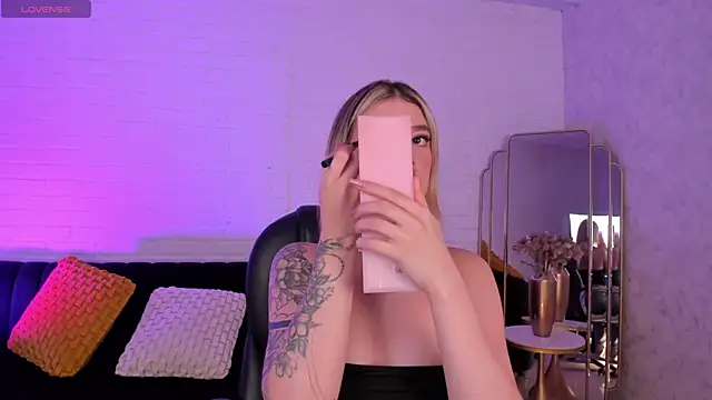 ViolettHansson online show from December 2025 06:13:02 PM