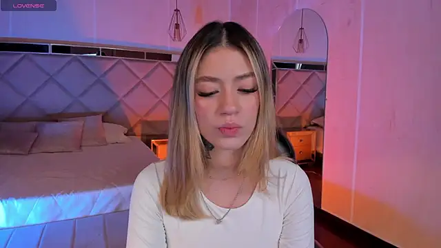 ViolettHansson online show from January 2026 06:44:02 PM