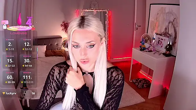 LoryWood online show from November 2025 03:43:02 PM