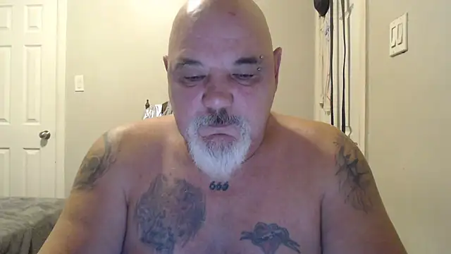 Newfiesausage1972 online show from February 2025 09:31:01 PM