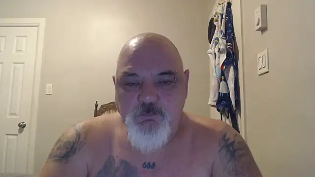 Newfiesausage1972 online show from February 2025 01:14:01 PM