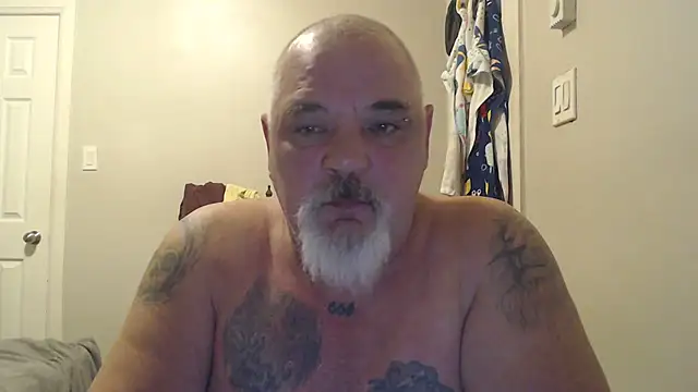 Newfiesausage1972 online show from March 2025 07:38:02 PM