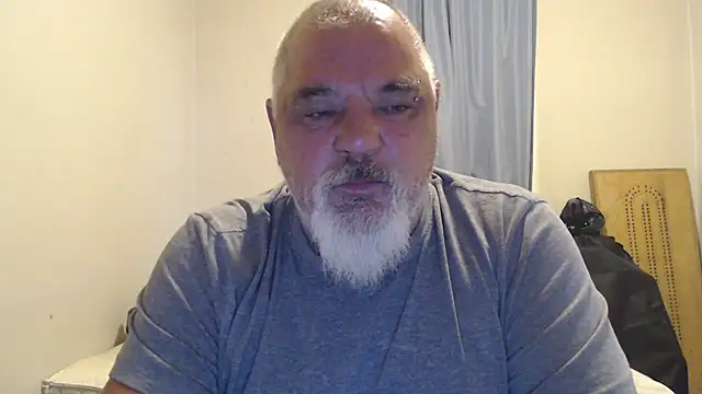 Newfiesausage1972 online show from October 2025 12:36:02 PM