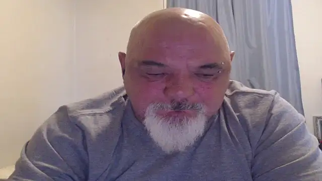 Newfiesausage1972 online show from October 2025 03:42:02 PM