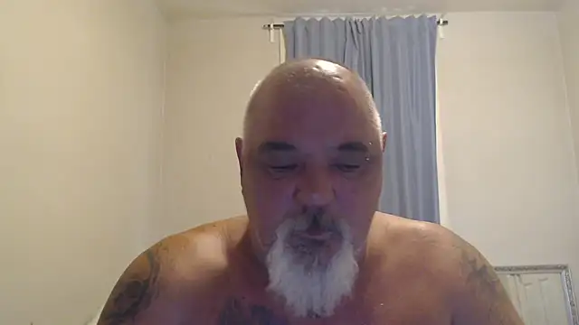 Newfiesausage1972 online show from October 2025 02:50:02 PM