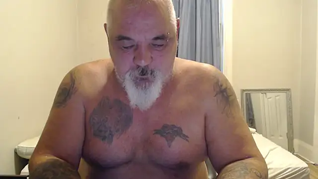 Newfiesausage1972 online show from October 2025 11:51:02 AM