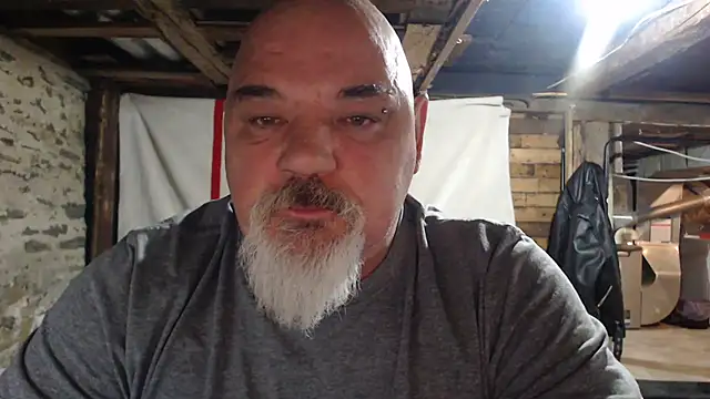 Newfiesausage1972 online show from November 2025 11:48:02 PM