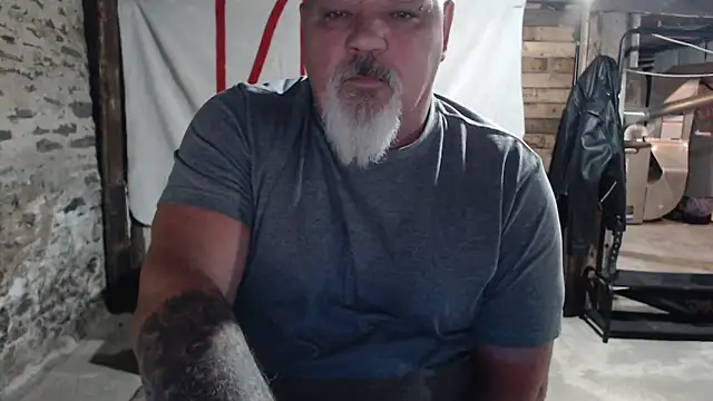 Newfiesausage1972 online show from November 2025 12:26:01 PM