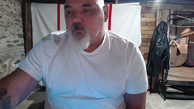 Newfiesausage1972 online show from November 2025 10:05:01 AM