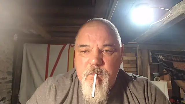 Newfiesausage1972 online show from February 2026 08:18:01 AM