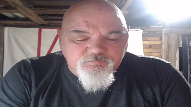 Newfiesausage1972 online show from April 2026 09:43:01 AM