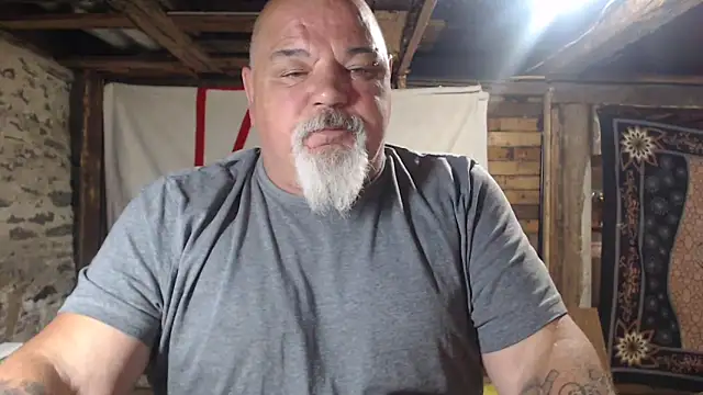 Newfiesausage1972 online show from June 2026 09:12:02 AM