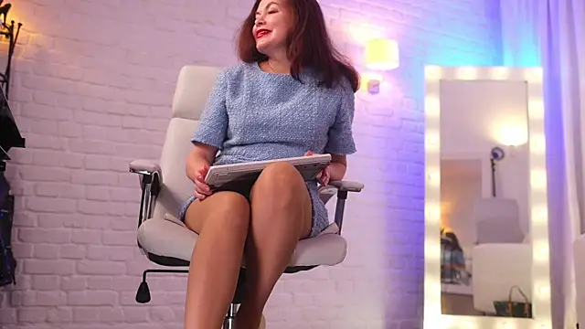 Nylon Legs online show from January 2026 10:02:02 PM