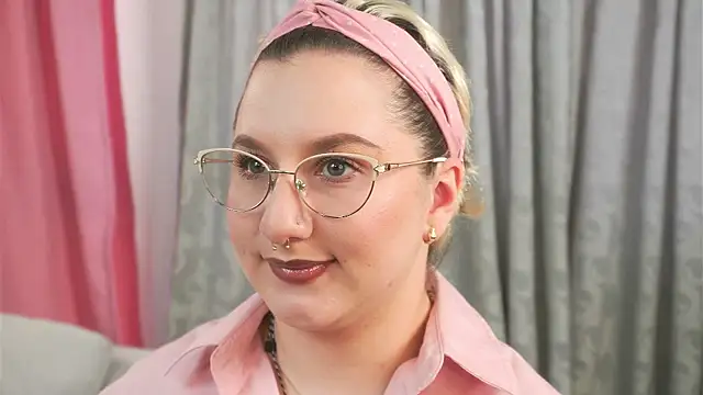 Ximenna Cruz online show from April 2026 07:11:02 PM