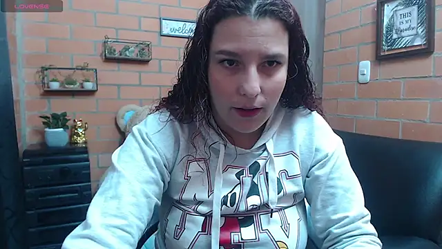 Snapshot of alexia_87 chatting on September 2025 01:49:02 AM alexia 87 online show from September 2025 01:49:02 AM