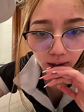 Snapshot of melody-dy chatting on December 2024 02:27:02 AM melody-dy online show from December 2024 02:27:02 AM