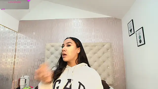 Snapshot of Sara_Desire chatting on February 2025 12:19:01 PM Sara Desire online show from February 2025 12:19:01 PM