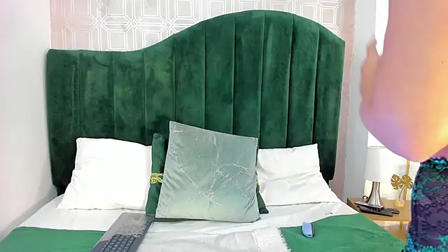 Snapshot of Sara_Desire chatting on October 2025 03:31:01 PM Sara Desire online show from October 2025 03:31:01 PM