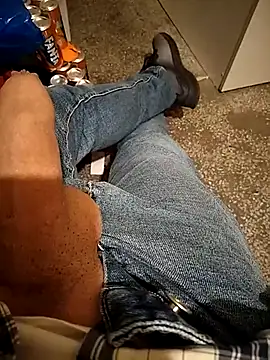 A man in public online show from December 2025 07:51:02 PM