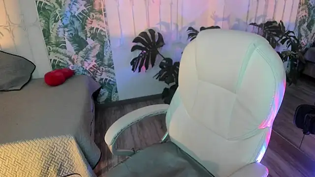 cute hollywood online show from December 2025 08:49:02 PM