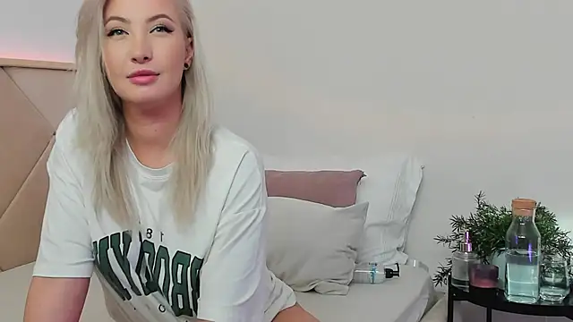 Snapshot of LilouKat chatting on January 2025 11:00:02 AM LilouKat online show from January 2025 11:00:02 AM