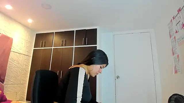 Charlotte Ice1 online show from February 2025 03:31:01 PM