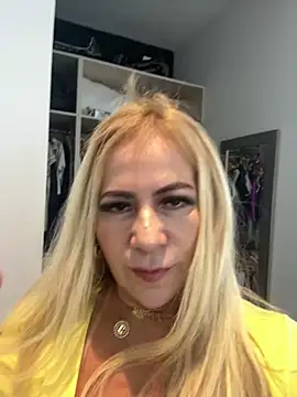 Snapshot of LARIANA_RIVERA23 chatting on May 2026 03:57:01 AM LARIANA RIVERA23 online show from May 2026 03:57:01 AM
