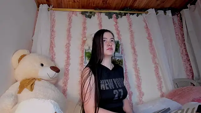 Idara and Edahi01 online show from September 2025 02:11:02 PM