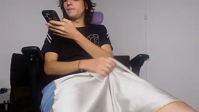 Snapshot of alex_connorr chatting on June 2026 01:06:01 AM alex connorr online show from June 2026 01:06:01 AM