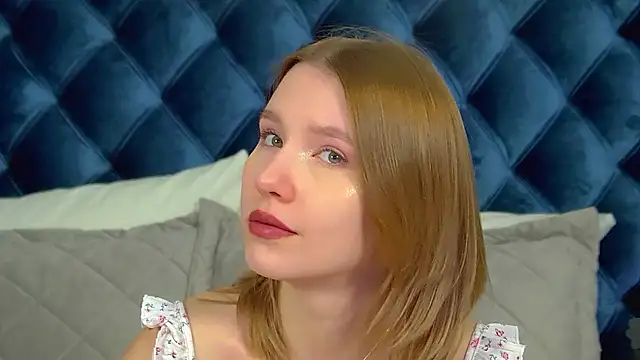 LiliLinn online show from February 2026 05:00:02 AM