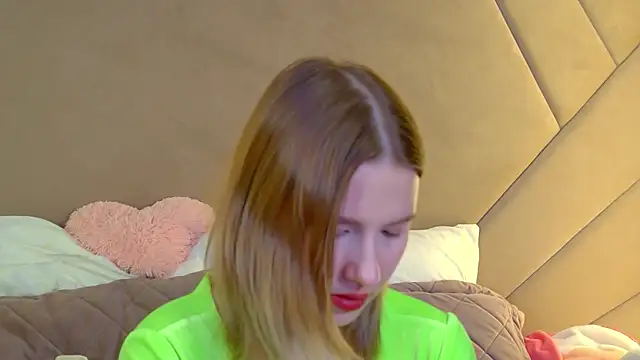 LiliLinn online show from March 2026 05:48:01 AM