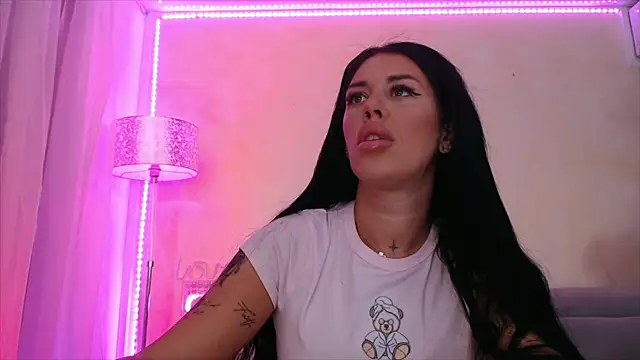 Snapshot of LaylaCruzRose chatting on June 2026 06:30:02 AM LaylaCruzRose online show from June 2026 06:30:02 AM