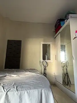 Indiazinhax online show from April 2026 08:20:01 PM