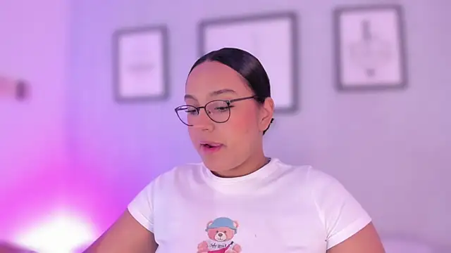 Snapshot of ellamontoya chatting on December 2024 04:38:02 AM ellamontoya online show from December 2024 04:38:02 AM