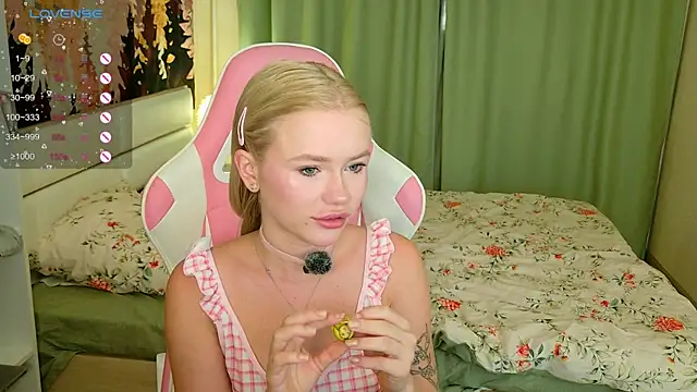 LexieLoree online show from September 2025 03:00:02 AM