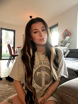 Mia-Minou online show from November 2025 12:38:01 PM