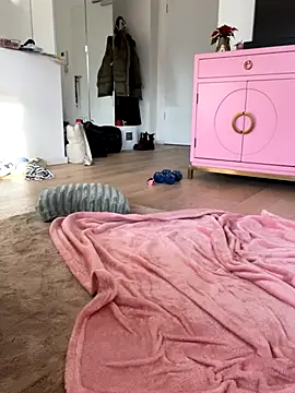 Mia-Minou online show from November 2025 12:51:01 PM