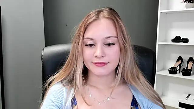 Snapshot of kitty_valeria chatting on May 2026 01:38:01 PM kitty valeria online show from May 2026 01:38:01 PM