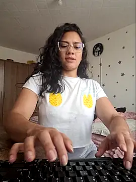 Thaliacooper  online show from December 2025 07:00:01 PM