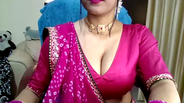 Snapshot of Queenhimanshi chatting on February 2026 04:05:02 PM Queenhimanshi online show from February 2026 04:05:02 PM