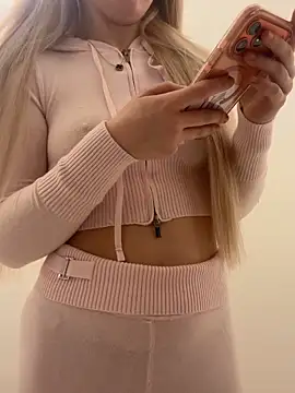 Snapshot of Holly-Glamour chatting on December 2025 05:09:01 PM Holly-Glamour online show from December 2025 05:09:01 PM