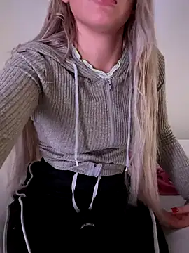 Snapshot of Holly-Glamour chatting on December 2025 01:33:01 AM Holly-Glamour online show from December 2025 01:33:01 AM