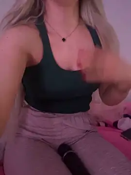 Snapshot of Holly-Glamour chatting on December 2025 02:18:01 AM Holly-Glamour online show from December 2025 02:18:01 AM