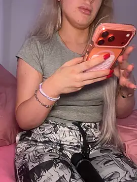 Snapshot of Holly-Glamour chatting on December 2025 01:35:01 AM Holly-Glamour online show from December 2025 01:35:01 AM