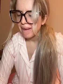 Snapshot of Holly-Glamour chatting on February 2026 03:23:02 AM Holly-Glamour online show from February 2026 03:23:02 AM