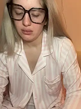 Snapshot of Holly-Glamour chatting on February 2026 05:23:01 AM Holly-Glamour online show from February 2026 05:23:01 AM