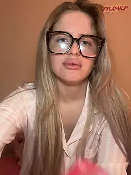 Snapshot of Holly-Glamour chatting on February 2026 04:28:02 AM Holly-Glamour online show from February 2026 04:28:02 AM