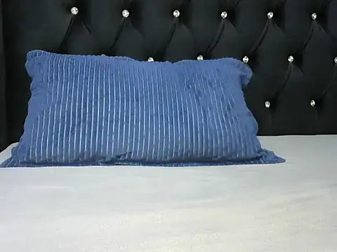 Cryaluna online show from October 2025 09:21:02 AM