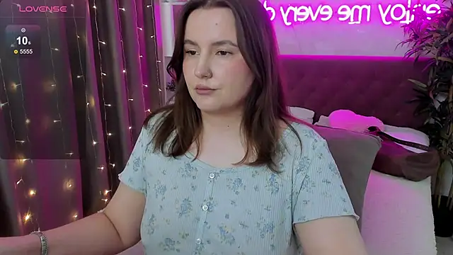 Snapshot of FeralPeach chatting on May 2026 07:13:01 AM FeralPeach online show from May 2026 07:13:01 AM